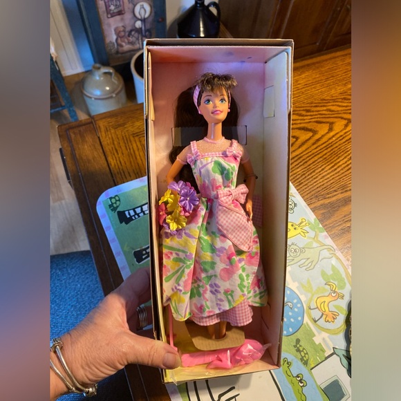 BARBIE Special Edition Spring Petals RARE Brunette 💕 - Picture 1 of 12